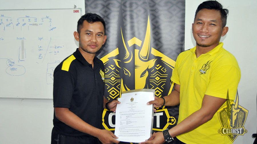 Muhammad Yusuf Prasetiyo (kiri) bersama pelatih Rudi Eka Priambada. Copyright: © Abdee/Celebest FC